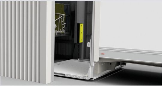 Ein Staufach unter der Liftplattform der Hörmann-Universal-Verladebühne UDD nimmt die Ladebordwand des andockenden Lkw auf.(Bild:  Hörmann)