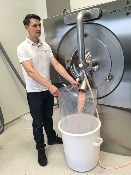 Entnahme der beschichteten Tabletten (PROCESS/Wühr)