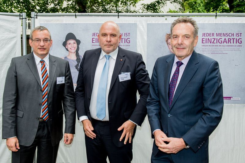 Gemeinsam mit Dietrich Monstadt (Mitte), Mitglied des Deutschen Bundestages, präsentieren die BVMedler Dr. Meinrad Lugan (li.) und Joachim M. Schmitt (re.) die Aktion „Körperstolz“. (Bild: BVMed)