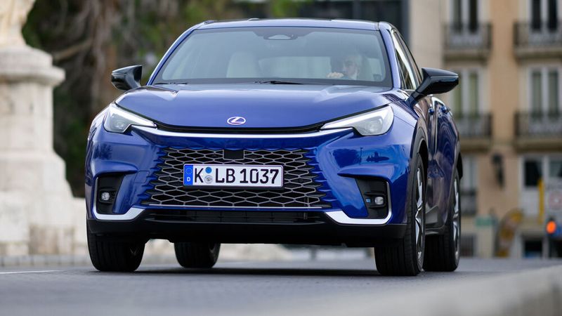 Der LBX verfügt über das aktuelle Lexus-Gesicht mit dem neu interpretierten Diabolo-Grill. (Bild: Lexus)