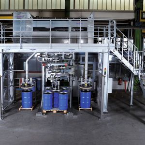 Die granulatförmigen Produkte fließen von der Langhubsiebmaschine direkt in die Abfüllanlage, die gleichzeitig fünf Fässer befüllen kann.