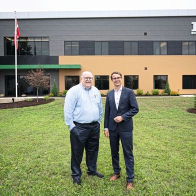 Am 13. August 2026 eröffneten Roland Ruf (rechts), Geschäftsführer der RUF Gruppe, und Jim Weist, CEO der RUF US Inc., ihr neu errichtetes Produktions- und Bürogebäude in North Ridgeville, Ohio.  (Bild: RUF Maschinenbau GmbH & Co. KG)