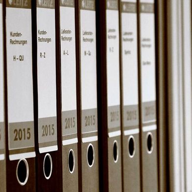 Zu viele Formulare, zu lange Aufbewahrungsfristen und zu viele Beauftrage im Betrieb: Die Belastungen für die Kfz-Betriebe durch die Vorgaben der Behörden sind zu hoch. Daher begrüßt das Kfz-Gewerbe Baden-Württemberg die Pläne der EU zum Abbau der Bürokratie für Unternehmen. (Bild: frei lizenziert)