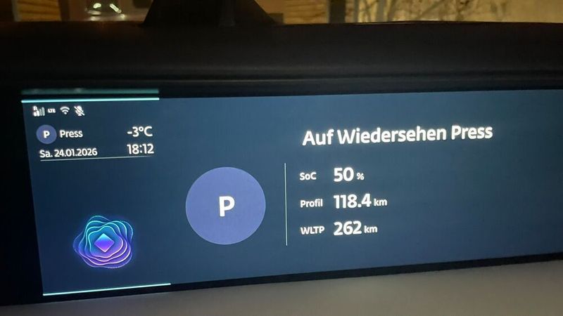 Bei 50 Prozent Batterieladung verbleiben nur noch knapp 120 Kilometer Restreichweite – bei einer 88,5 kWh fassenden Batterie. (Bild: Grimm – VCG)