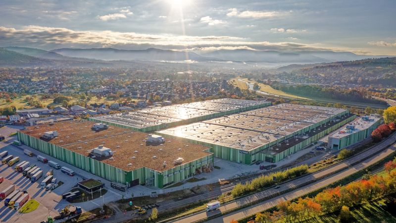 Das von Panattoni entwickelte International Consolidation Center (ICC) für die Mercedes-Benz AG in Bischweier im Landkreis Rastatt wurde im Mai 2025 eröffnet.(Bild:  Panattoni)