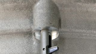 Typische BSF-Anwendung: Das BSF-Werkzeug ermöglicht prozesssicheres Rückwärts-Plansenken bis 2,3 x d. Wie an diesem Getriebedeckel umgesetzt, ist für den automatisierten Einsatz in der Grossserie konzipiert. Auch eignet es sich für Plansenkungen und Anspiegelungen an schwer zugänglichen Stellen. (Heule)
