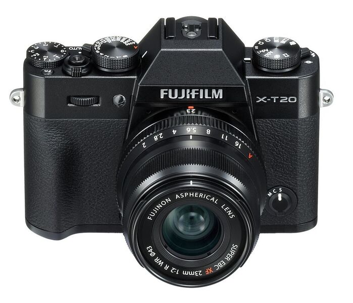 Im Retrostil legt Fujifilm die X-T20 auf. Für diesen Look sorgen unter anderem drei Einstellräder, mit denen Verschlusszeit, Belichtungskorrektur und andere Aufnahmeparameter eingestellt werden können. (Fujifilm)