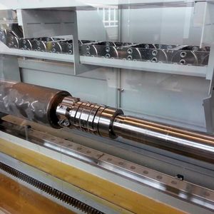 Bild 1: Bohrkopf beim Ausfahren nach dem Vorbohren mit der Führung voran: Für die ziehende Arbeitsweise gehen die Führungsleisten den Schneiden voraus.