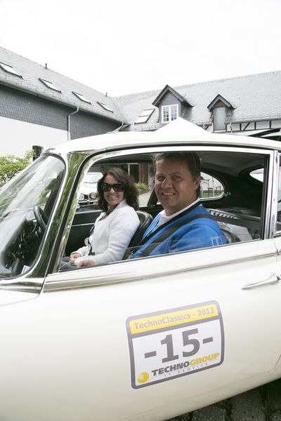 Ein Jaguar E-Type Coupe war das Gefährt der Wahl für Sandra Herold und Günter Roas von MBR Network GmbH. (Archiv: Vogel Business Media)