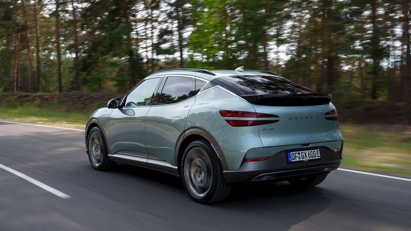 Das Basis-Modell des GV60 setzt auf zwei E-Motoren und kommt so auf eine Systemleistung von 234 kW/318 PS. (Bild: Genesis)