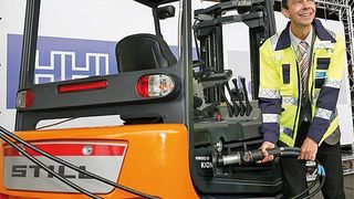 Staatsrat Dr. Stephan H. Winters von der Hamburger Behörde für Stadtentwicklung und Umwelt betankt den im Hamburger Freihafen getesteten Brennstoffzellen-Stapler an der Wasserstoff-Tankstelle. Bild: Still (Archiv: Vogel Business Media)