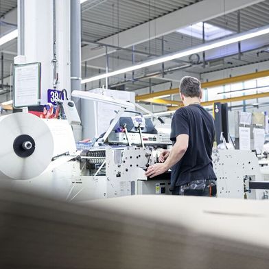 In global agierenden Unternehmen sprudeln Daten an jeder Produktionsanlage und entlang der Lieferketten in Echtzeit. (Bild: Tesa)