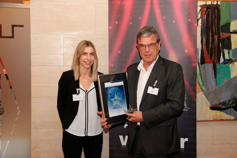 Dr. Peter Koch freut sich über den Best Speaker Award beim DataCenter Day 2016.  (Vogel IT-Medien)