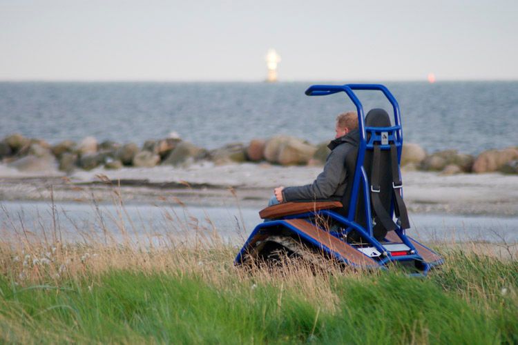 Auch am Strand macht Raupenfahrzeug eine gute Figur. (Foto: Mattro Motors)