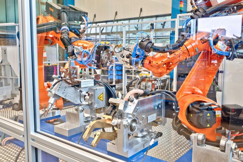 Eine weitere von Dalex entwickelte Roboterschweißanlage mit neuer Mikrozange und Stoßpunkter als Punktschweißmöglichkeiten. (Bild: Dalex)