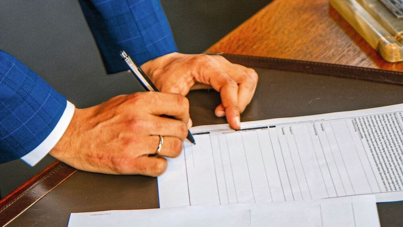 Wie gehen ausländische Investoren bei ihrer Expansion im deutschen Kfz-Gewerbe vor? Mit wem besiegeln sie Verträge? Das ist ein wichtiges Thema auf den Automotive Business Days 2024.(Bild:  Leon Seibert/Unsplash.com)