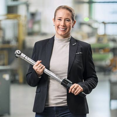 Vera Bökenbrink ist Geschäftsführerin der Stahlwille Eduard Wille GmbH. Das Unternehmen mit über 650 Mitarbeitern, zehn Niederlassungen weltweit und einem Vertrieb in mehr als 90 Ländern produziert mit hoher Fertigungstiefe in Deutschland. Stahlwille sieht sich als Pionier in der Drehmomenttechnik, doch das Portfolio ist weitaus umfangreicher. Als Werkzeug-Vollsortimenter bietet der Werkzeughersteller alles vom klassischen Schraubenschlüssel bis hin zum elektronischen Hightech-Drehmomentwerkzeug für vernetzte Industrie 4.0-Umgebungen sowie Prüf- und Kalibriertechnik. (Bild: Peter Obenaus)