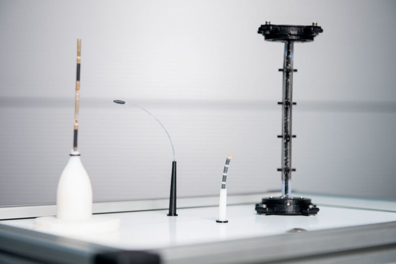 Die biegsamen Roboterarme, die Professor Stefan Seelecke und seine Forschergruppe an der Universität des Saarlandes entwickeln, haben keine steifen Gelenke, dafür aber Muskeln aus Formgedächtnis-Drähten. Diese können in Zukunft in der Medizin als Führungsdraht bei Herzoperationen oder als Endoskop bei Magen- und Darmspiegelungen zum Einsatz kommen. Die Forscher demonstrieren mit Prototypen die Funktion ihrer Formgedächtnis-Arme vom 1. bis 5. April auf der Hannover Messe. (Oliver Dietze)