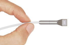 Der kompakte Sensorkopf des optischen Ultraschall-Mikrofons in Verbindung mit optischer Faser. (Abb. 1) (Bild: Xarion Laser Acoustics GmbH)