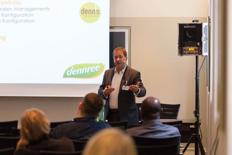 »Datenanbindung von Filialen für optimierten Datenfluss bei dennree«, so das Thema von Stefan Benkert von Aerohive. (www.bergemann-fotografie.de)