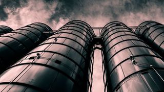 Datensilos schaden dem Geschäft. Eine Digital Experience Plattform hingegen ermöglicht zentrale Datenpflege und konsistente Distribution auf alle Kanäle. (Bild: gemeinfrei)