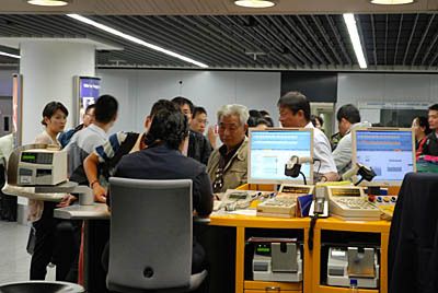 Deutschland adé: Die japanische Reisegruppe beendet ihren Europatrip am Frankfurter Flughafen. Mit dabei sind Mitbringsel aus dem Schwarzwald, Paris und ein Münchener Maßkrug. Auch für das Gepäck startet eine Reise – in den Untergrund des Flughafens.  (Archiv: Vogel Business Media)