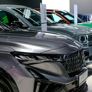 Blick in den neuen Showroom der Autowelt Hartmann in Osnabrück.(Bild:  Autowelt Hartmann)