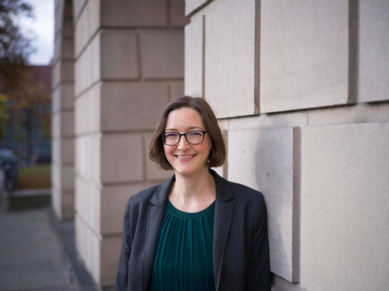 Nora Jeske aus Berlin widmet sich der Herausforderung, Elektronik nachhaltiger zu gestalten. Sie forscht an umweltfreundlichen Materialien und intelligenten Verbindungstechniken, die eine längere Haltbarkeit sowie eine leichtere Reparatur und Recycling von Elektronikbauteilen ermöglichen. Zusätzlich nutzt sie Daten, um die Lebensdauer und Recyclingfähigkeit von Geräten präzise vorherzusagen. Diese Innovation reduziert Abfall und stärkt die Kreislaufwirtschaft, was sowohl der Umwelt als auch den Anwendern und Betreibern zugutekommt. (Bild: Siemens)