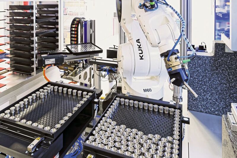 An der Prägestation erfolgt eine automatische Klassifikation der Bauteilqualität. Je nach Qualitätsstufe werden die Teile auf unterschiedlichen Werkstückträgern abgelegt, bevor diese mithilfe des Schunk-Achssystems ins Fertigteillager verbracht werden.  (Schunk)