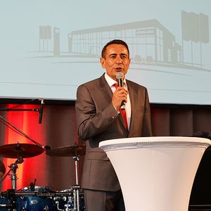 Firmengründer und Geschäftsführer Necdet Bayram begrüßte die Gäste.(Foto:  Grimm)