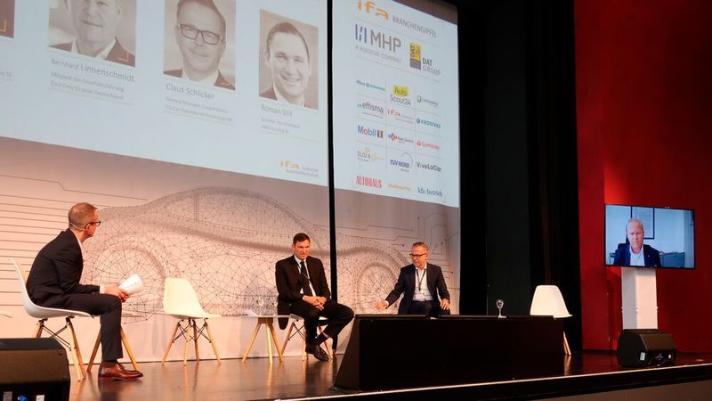Das zweite Diskussionsforum nahm sich des Themas Retail an: Den Fragen von Stefan Reindl (links im Bild), stellten sich auf der Bühne Roman Still (Mitte), Sprecher der Vorstands der AVAG, und Claus Schlicker, General Manager Cooperations bei CG Car-Garantie. Per Telefon und Online-Liveschalte waren außerdem Klaus Hungerland (rechts im Bild), Vorstand von Gottfried Schultz, und Bernhard Linnenschmidt, Mitglied der Geschäftsleitung der Emil-Frey-Gruppe, zugeschaltet. (Hahn/»kfz-betrieb«)