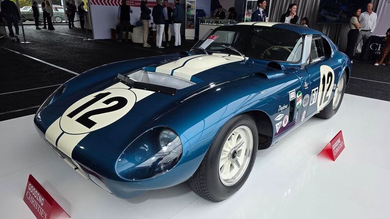 Platz 1: Mit 42.905.000 Dollar erzielt dieses 1964er Shelby Cobra Daytona Coupe bei Gooding Christie's den höchsten Verkaufserlös bei der diesjährigen Monterey Car Week und ist damit das teuereste jemals versteigerte US-car. Es ist eines von sechs Cobra Daytona Coupés, die gebaut wurden, um Ferraris 250 GTO zu besiegen. (Bild: Classic Analytics)