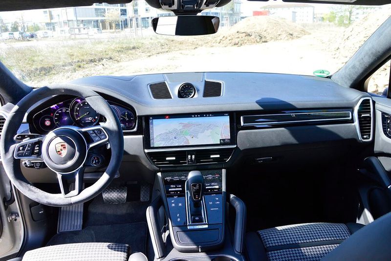 Die Armaturen folgen dem klassischen Porsche-Schema mit fünf Rundinstrumenten, wobei diese mittlerweile auch durch TFT-Displays dargestellt werden. (Bild: Achter/»kfz-betrieb«)