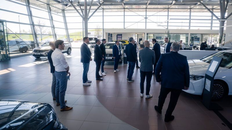 Die Jury des Automotive Business Awards während der Führung durch die Immobilie des Seitz-Standorts Kempten. Das Foto entstand in der Neuwagenausstellung. (Bild: Jonas Blank)
