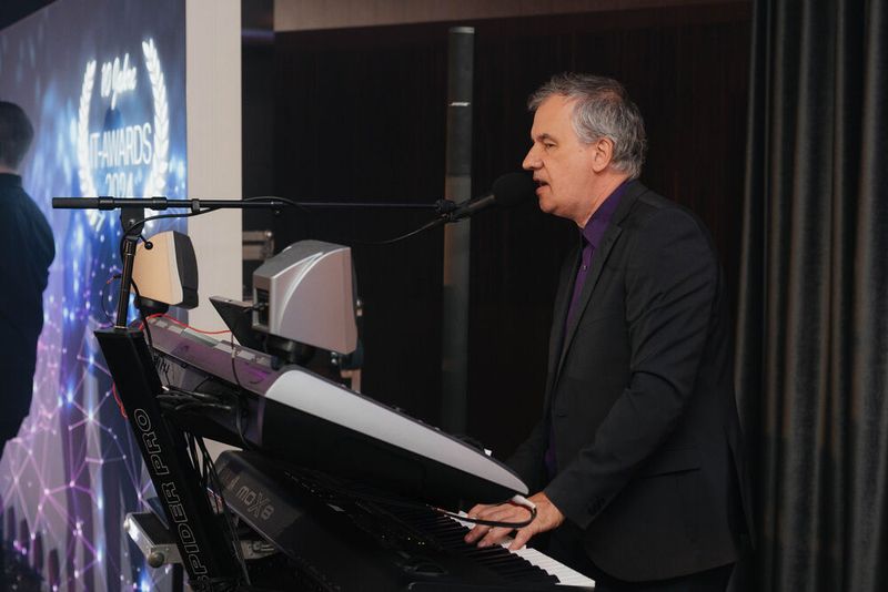 Gemeinsam mit ihrem Bandkollegen ... (Bild: Manuel Emme Fotografie)