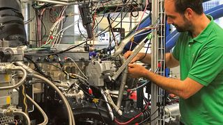 Öko-Tuning: Der Dieselmotor am Empa-Prüfstand wurde auf DME angepasst.  (Bild: Empa)