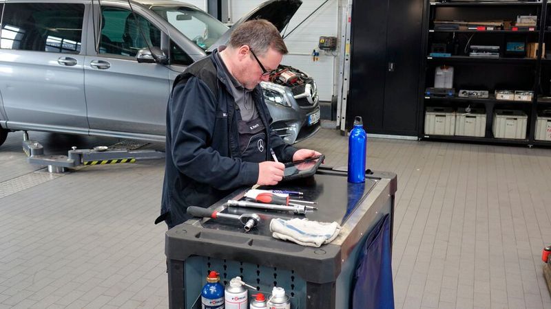 An jedem Arbeitsplatz steht dem Mitarbeiter ein Tablet zur Verfügung; mit dem Programm Workshop Control ist der Datenzugriff ein Kinderspiel. (Bild: Rosenow/»kfz-betrieb«)