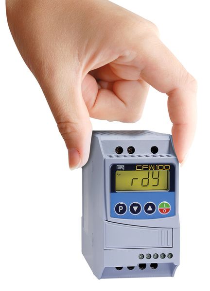 Neben einer integrierten Mikro-SPS, die nach IEC61131-3 programmierbar ist, verfügt der CFW100 über ein intuitiv bedienbares Mensch-Maschine-Interface (HMI) mit LCD-Display. (WEG Germany)