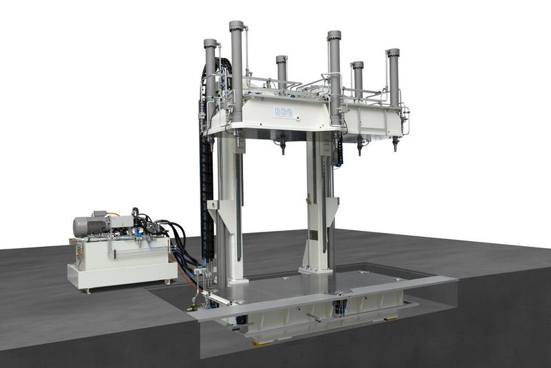 Das Formenträger-Sondermodell BFT-B hat BBG für einen Hersteller von Badkeramik entwickelt. ist so konzipiert, dass sich die untere Formaufspannplatte auf Höhe des Hallenbodens befindet. Die Formen können so von mehreren Seiten ebenerdig darin platziert werden.  (F. Knittel / BBG)