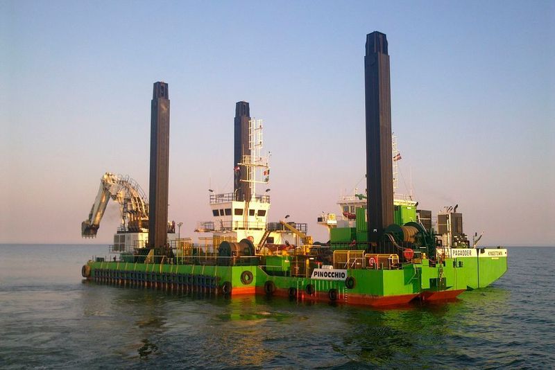 Anwendung finden diese Kabel z.B. auf Bohrinseln, Ölverarbeitungsschiffen, Offshore-Windkraftanlagen und speziellen Öltankern. Die Kabel können je nach Anwendung auch mit einem öl- bzw. bohrschlammbeständigen Mantel ausgestattet werden. (Bild: CC0/pixabay.de)