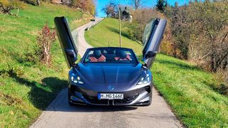 MG hat mit dem Cyberster einen Elektro-Roadster mit spektakulären Scherentüren im Programm. (Bild: Wehner - VCG)