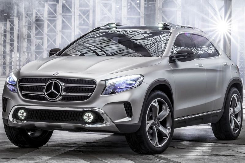 Mehr Licht: Neben den Laser-Scheinwerfern verfügt der Concept GLA etwa über Kameras mit eigener Beleuchtung in der Dachreling und Beleuchtungseinheiten am hinteren Querträger (Mercedes-Benz)