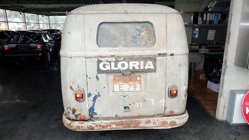 Was Besitzer Klaus Baumann mit seiner Neuerwerbung vorhat? „Gute Frage!“ Nachdem er im ersten Schritt die festgegammelten Bremstrommeln gelöst und neue Reifen aufgezogen hat, plant er den Bus soweit technisch fit zu machen, dass er aus eigener Kraft wieder ein paar Meter fahren kann. (Bild: Dominsky – VCG)