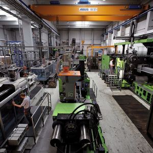 Bild 3: Je mehr Funktionselemente ein Verkleidungsteil enthält, umso wirtschaftlicher ist das Spritzgießen. Grund dafür ist die Einsparung von Fertigungsschritten im Vergleich zu metallbearbeitenden Verfahren.
