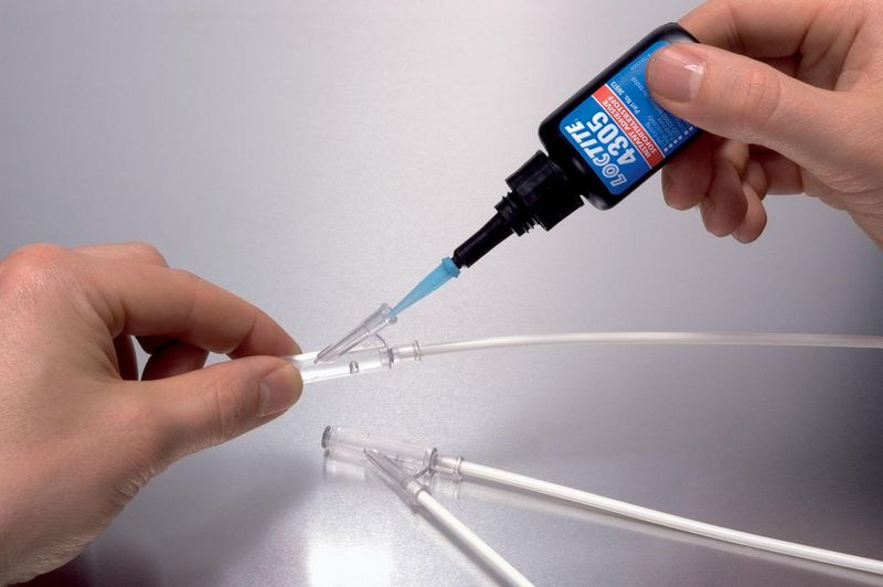 Einen sichtbaren Unterschied machen lichthärtende Klebstoffe – ideal für die Klebung von klaren und transparenten Werkstoffen mit perfektem Erscheinungsbild.  (Bild: Henkel)