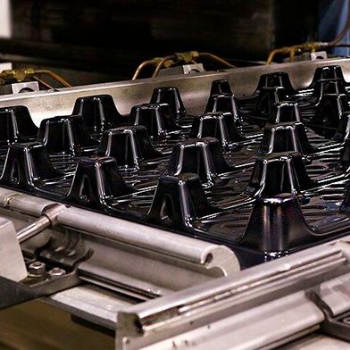 Hier wird eine Art Palette aus Kunststoff per Thermoformen (Vakuumverformung oder auch Tiefziehen) bei der entsprechenden Sparte von New England Plastics in den USA gefertigt. Diese Sparte, die sich auf sogenannte Liner spezialisiert hat, gehört nun zu Ringmetall ... (Bild: New England Plastics)