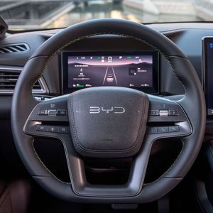 Im Innenraum zeigt der elektrische Atto 2, dass BYD bei Materialgüte und Verarbeitung binnen kurzer Zeit ein Level erreicht hat, das kaum Raum für Kritik lässt.(Bild:  BYD)