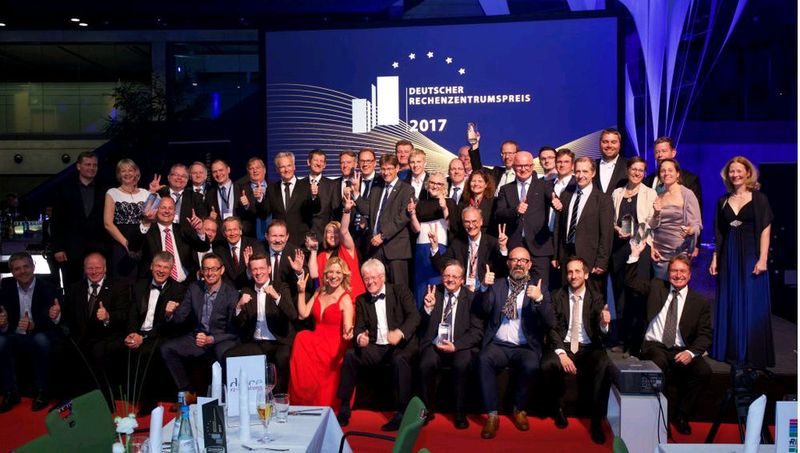 Das sind alle Preisträger plus Laudatoren und Veranstalter sowie Moderatorin beim Siegerfoto.  (Marconing)