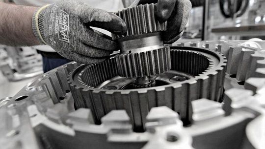 Deutsche Automobilzulieferer könnten in Sachen Transformation ins Hintertreffen geraten, beklagen Experten. Der Grund ist Ebbe im Geldbeutel.(Bild:  F. Kaestle)