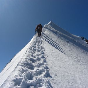 Im Projekt „Fertigungsgerechte Produktgestaltung“ bündeln Fach- und Führungskräfte aus unterschiedlichen Bereichen wie Produktentwicklung, Konstruktion, Planung, Engineering und Produktion Erfahrung und Wissen, um gemeinsam praxisnahe Ansätze zur Reduktion von Produktkosten zu erarbeiten.